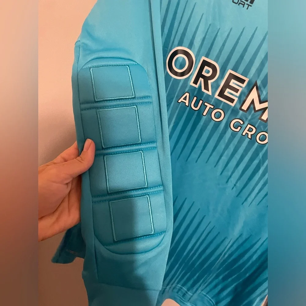 Capelli Sport has padding